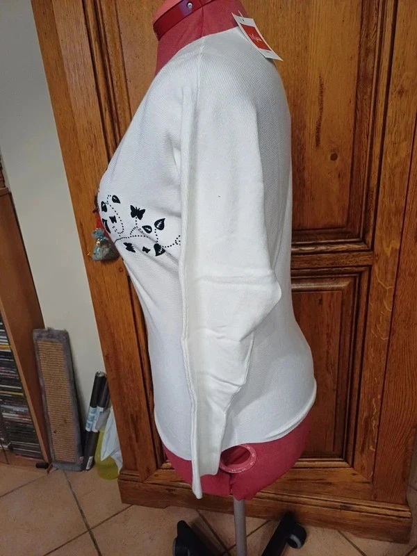 White sweater with black butterfly velour drawing, new, in viscose and Polyester – photo 2